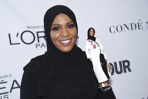 Η μουσουλμάνα Barbie που φοράει μαντήλα και ξιφομαχεί (Photos)