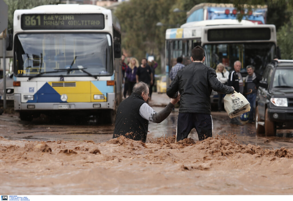 Η βιβλική καταστροφή στη δυτική Αττική σε 15 φωτογραφίες: Δρόμοι-ποτάμια, σπίτια θαμμένα στη λάσπη