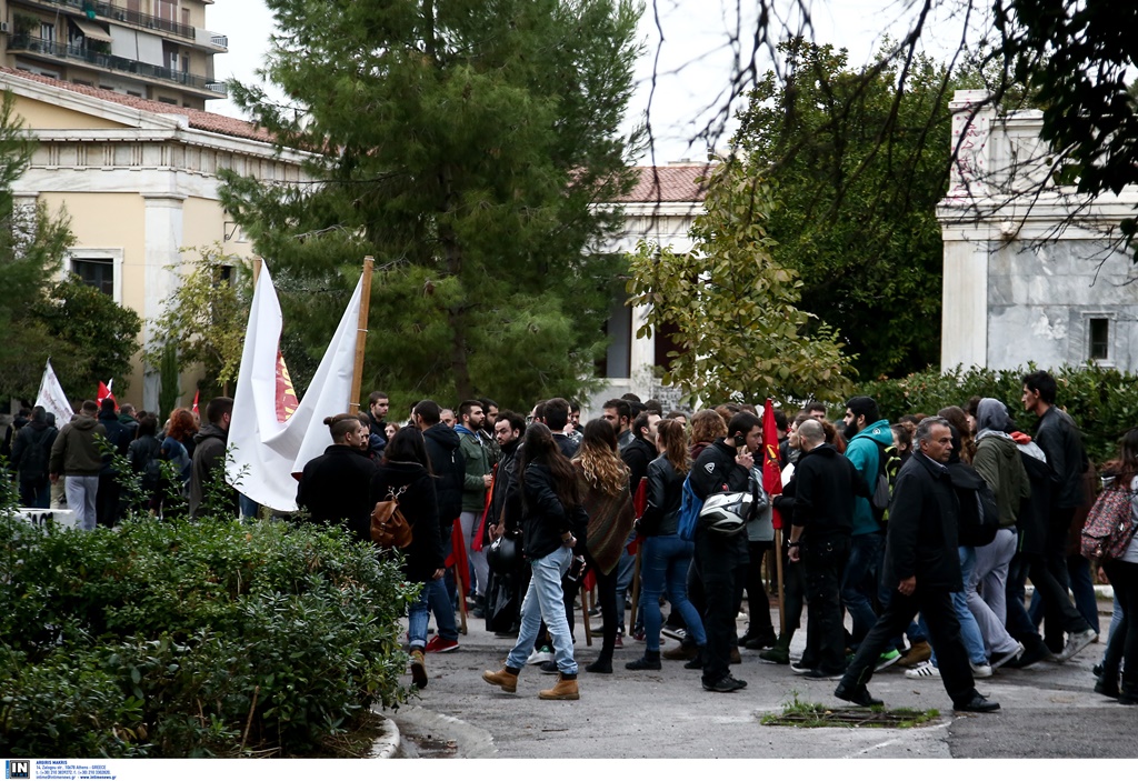 Με παρέμβαση αναρχικών έληξε η κατάληψη του Πολυτεχνείου – Κανονικά οι εορταστικές εκδηλώσεις (Photos)