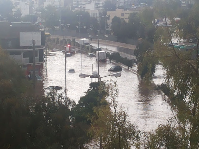 Προβλήματα στο Κερατσίνι από τη νέα κακοκαιρία – Πλημμύρισαν δρόμοι, παρασύρθηκαν ΙΧ (Photos/Video)