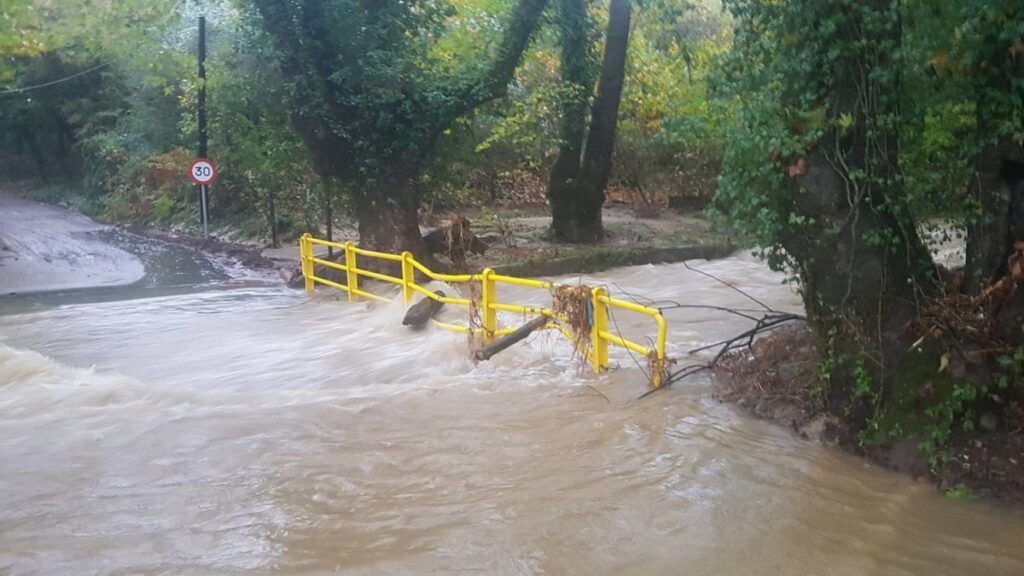 Πλημμύρισαν σπίτια στη Λάρισα – Μεγάλες καταστροφές στο οδικό δίκτυο (Photos)