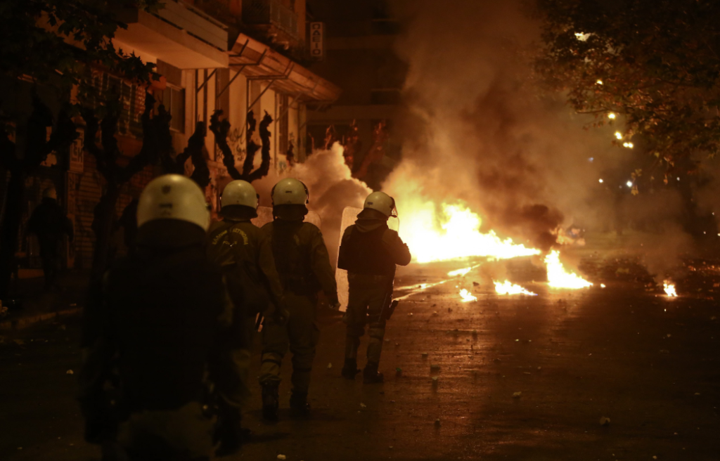 Βαριές κατηγορίες για τους 16 συλληφθέντες στα Εξάρχεια