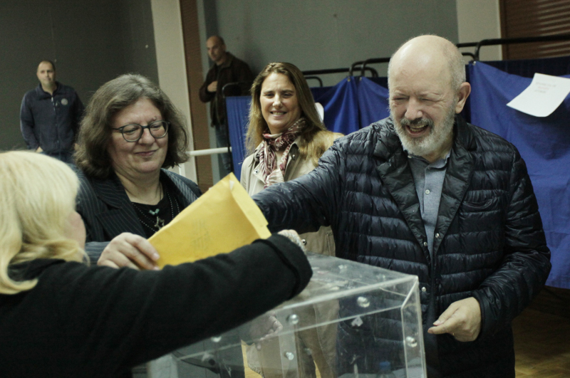 Υποβασταζόμενος ο Στ. Ψυχάρης στην κεντροαριστερή κάλπη (Photos)