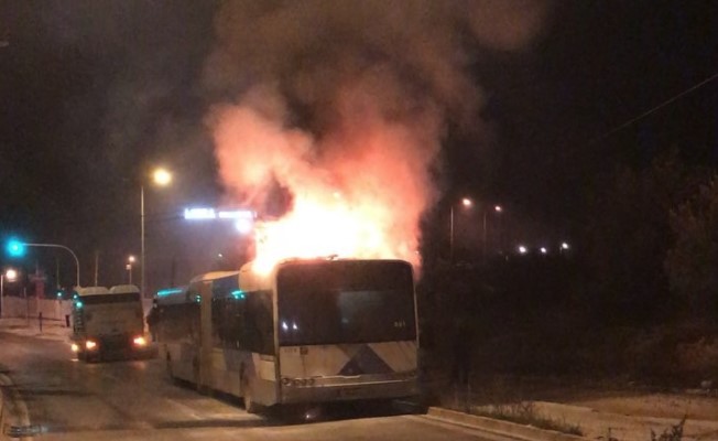 Φωτιά σε λεωφορείο του ΟΑΣΑ στη Βάρης-Κορωπίου – Το βίντεο του Γιώργου Λιάγκα