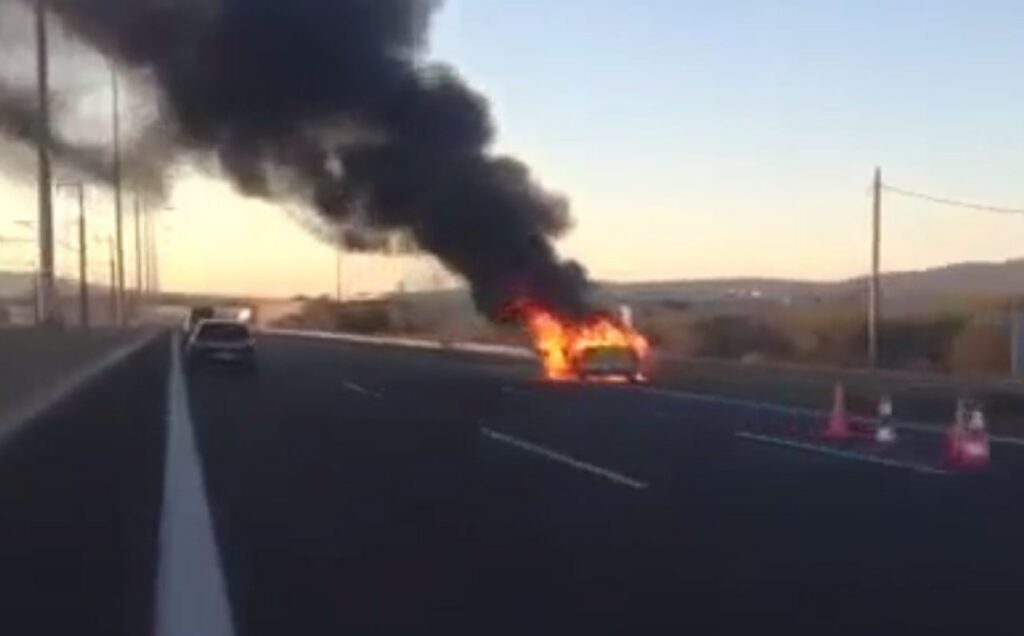 Ταξί τυλίχθηκε στις φλόγες στην Αττική οδό (Video)