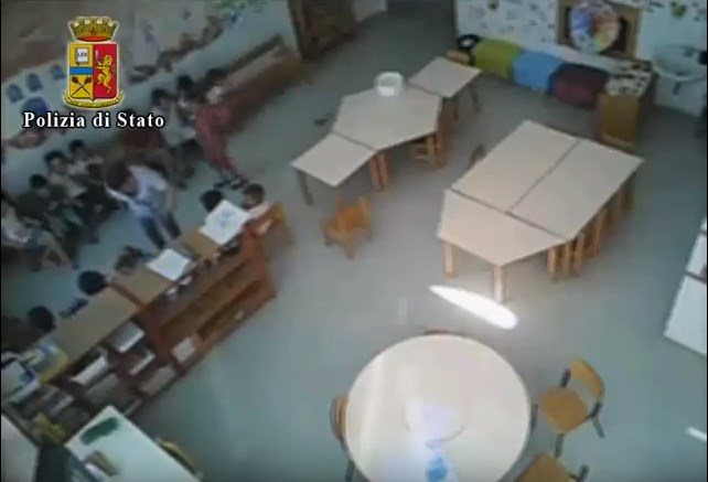 Σοκαριστικές εικόνες:  Δασκάλες ουρλιάζουν και χτυπούν παιδιά σε παιδικό σταθμό (Video)