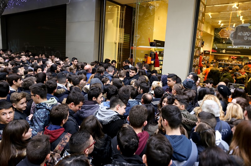 Black Friday: Ουρές από τα ξημερώματα σε Αθήνα και Θεσσαλονίκη (Photos)