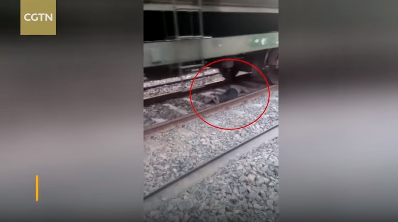 Ασύλληπτο: Ξάπλωσε μεθυσμένος στις γραμμές του τρένου, πέρασε από πάνω του και βγήκε σώος! (Video)