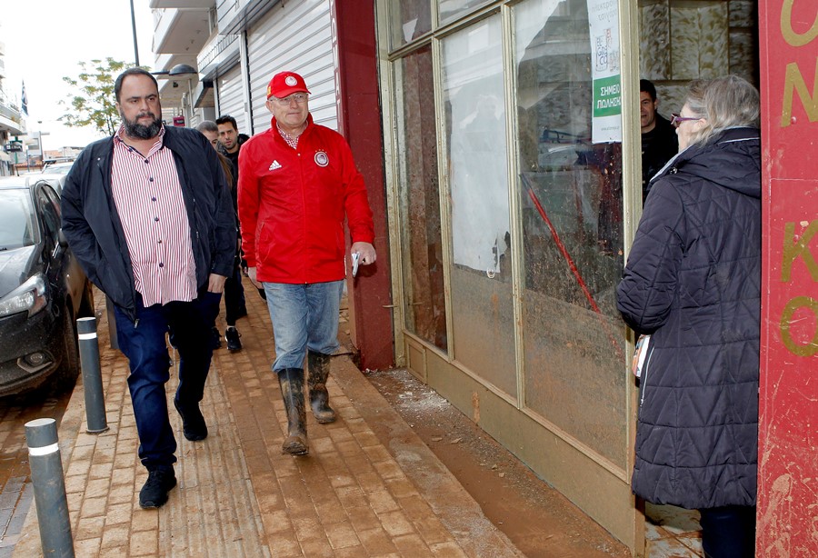 O Μαρινάκης πήγε περιοδεία στην λασπωμένη Μάνδρα, αλλά χωρίς… γαλότσες (Video)