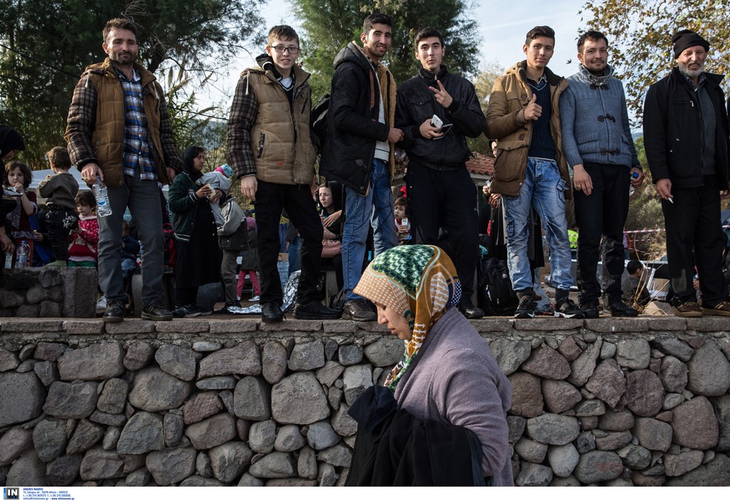 Μυτιλήνη: Κατάληψη στα γραφεία του ΣΥΡΙΖΑ στη Λέσβο από Αφγανούς πρόσφυγες