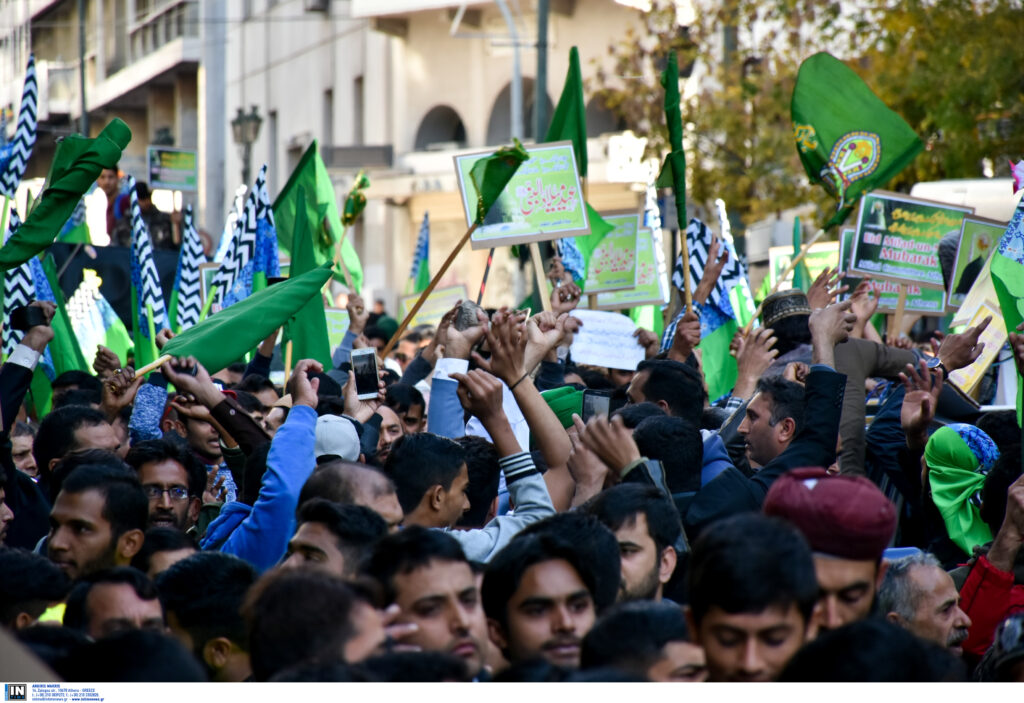 Χημικά και ξύλο στην Αθήνα: ΠΑΟΚτζήδες ήρθαν στα χέρια με Πακιστανούς διαδηλωτές! (Video+Photos)