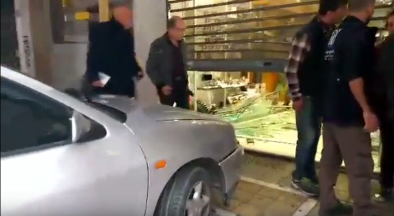 Τροχαίο στην Πάτρα: Αυτοκίνητο «μπούκαρε» σε κατάστημα (Video)