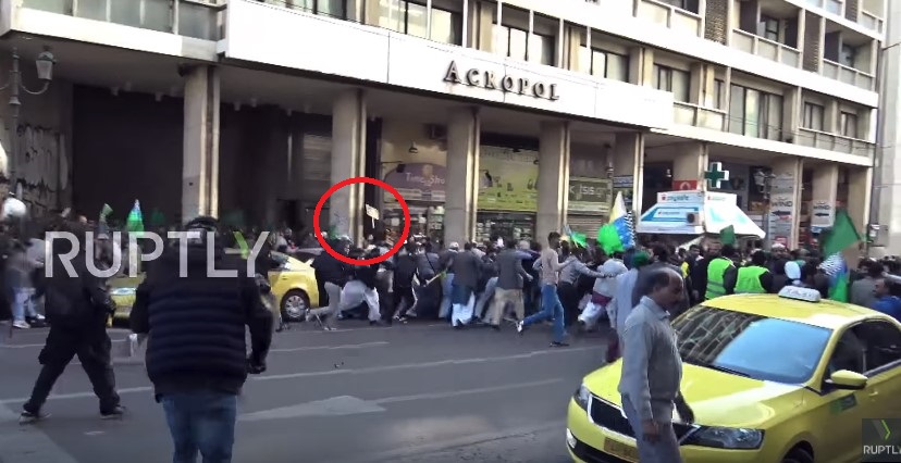 Καρέ-καρέ η επίθεση οπαδών του ΠΑΟΚ κατά μεταναστών στην Ομόνοια – Video του Russia Today