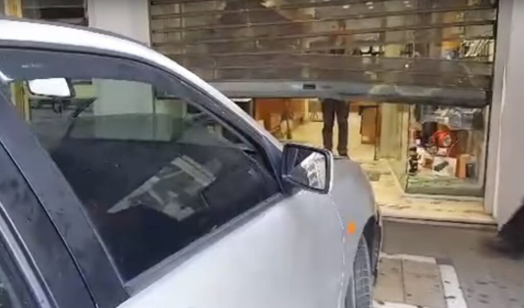 Πάτρα: Αυτοκίνητο …μπήκε σε κατάστημα μετά από σύγκρουση (Video)