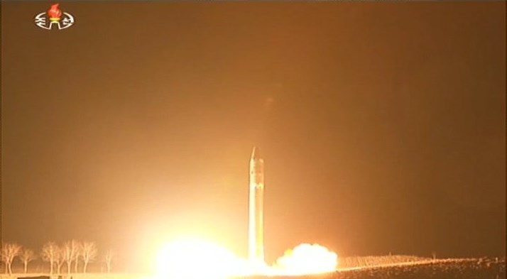 Λεπτό προς λεπτό η νέα εκτόξευση πυραύλου από τη Β. Κορέα – Ο ενθουσιασμός του Κιμ σε photos και video