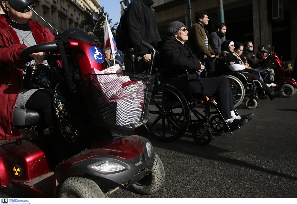 Οι ανάπηροι στου Μαξίμου – Τσίπρας: Η κυβέρνηση προχωρά στη άρση των αδικιών (εικόνες)