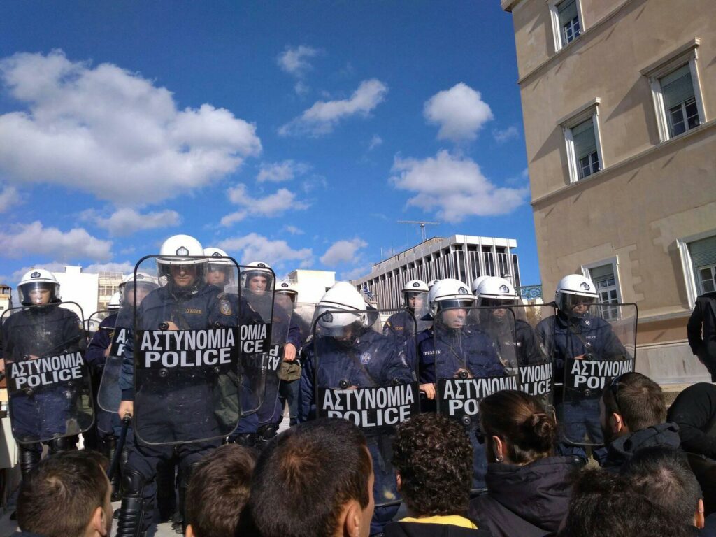 Κινητοποιήσεις ενάντια στην τροπολογία για τις απεργίες – «Ντου» σε υπ. Εργασίας και Βουλή, χημικά στην Ηρώδου Αττικού (Photos)