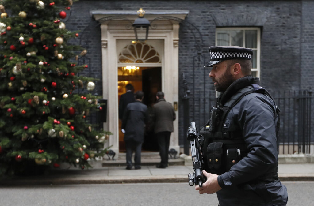 Λονδίνο: Οδηγήθηκε ενώπιον δικαστηρίου ένας ύποπτος για το σχέδιο δολοφονίας της Τερέζα Μέι