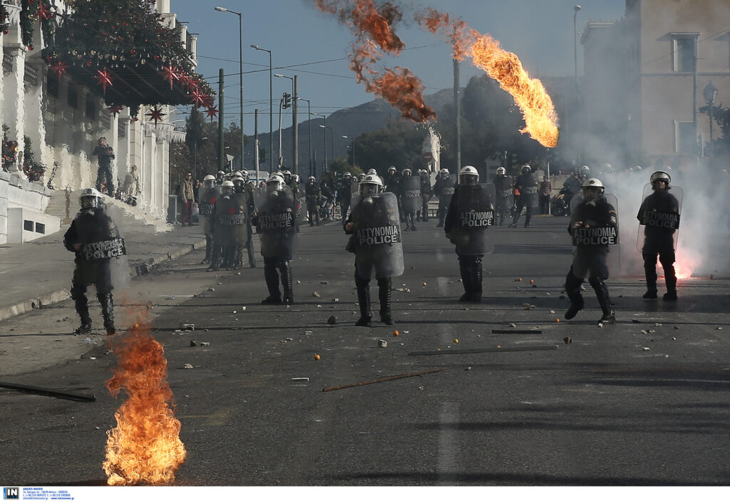 Επεισόδια με μολότοφ στην πορεία για τον Γρηγορόπουλο – Νέα πορεία το απόγευμα (Photos)