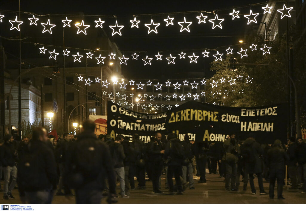 Επεισόδια στα Εξάρχεια μετά την πορεία για τα 9 χρόνια από την δολοφονία Γρηγορόπουλου (Photos)