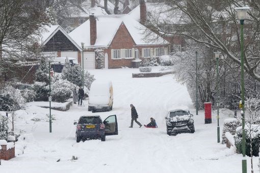 Σφοδρές χιονοπτώσεις και «λευκός κλοιός» στη Βρετανία (Video+Photos)