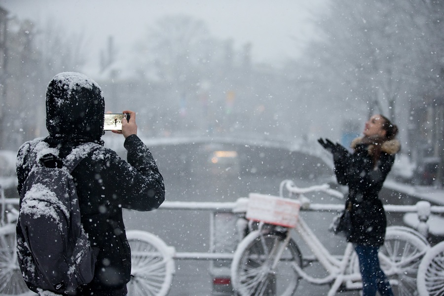 Στο έλεος του χιονιά η δυτική Ευρώπη – Σοβαρά προβλήματα σε Ολλανδία, Βέλγιο, Γαλλία, Βρετανία