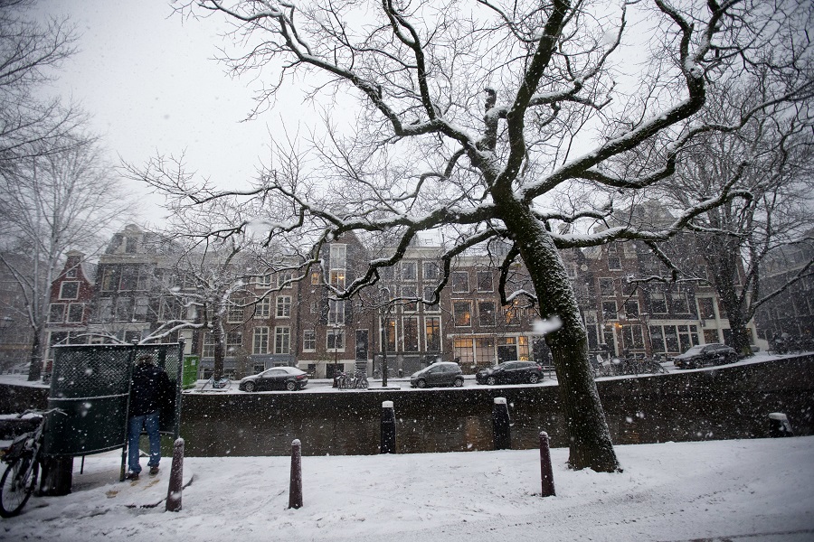 Χάος στην Ολλανδία από σφοδρό χιονιά – Ακυρώσεις πτήσεων, κλειστά σχολεία (Photos)