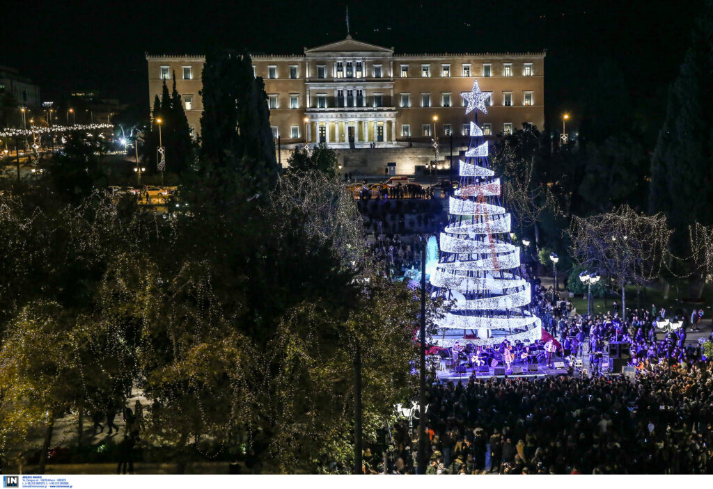 Άναψε το χριστουγεννιάτικο δέντρο στο Σύνταγμα (Photos)