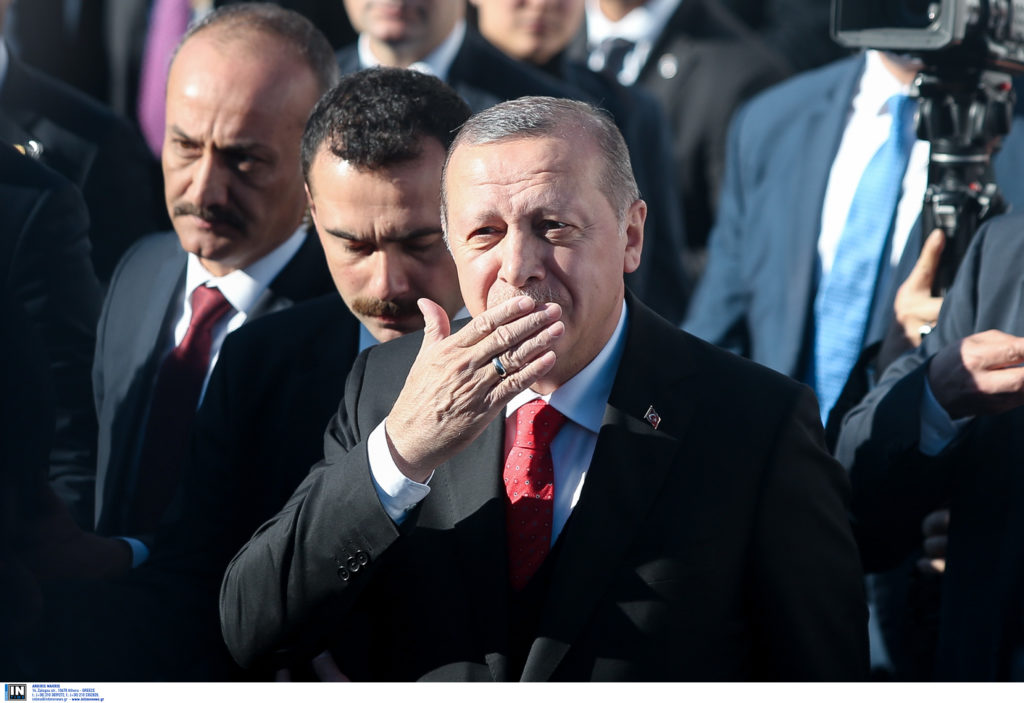 Ο Ερντογάν μοίρασε tablet των 47 ευρώ σε καθηγητές στην Κομοτηνή
