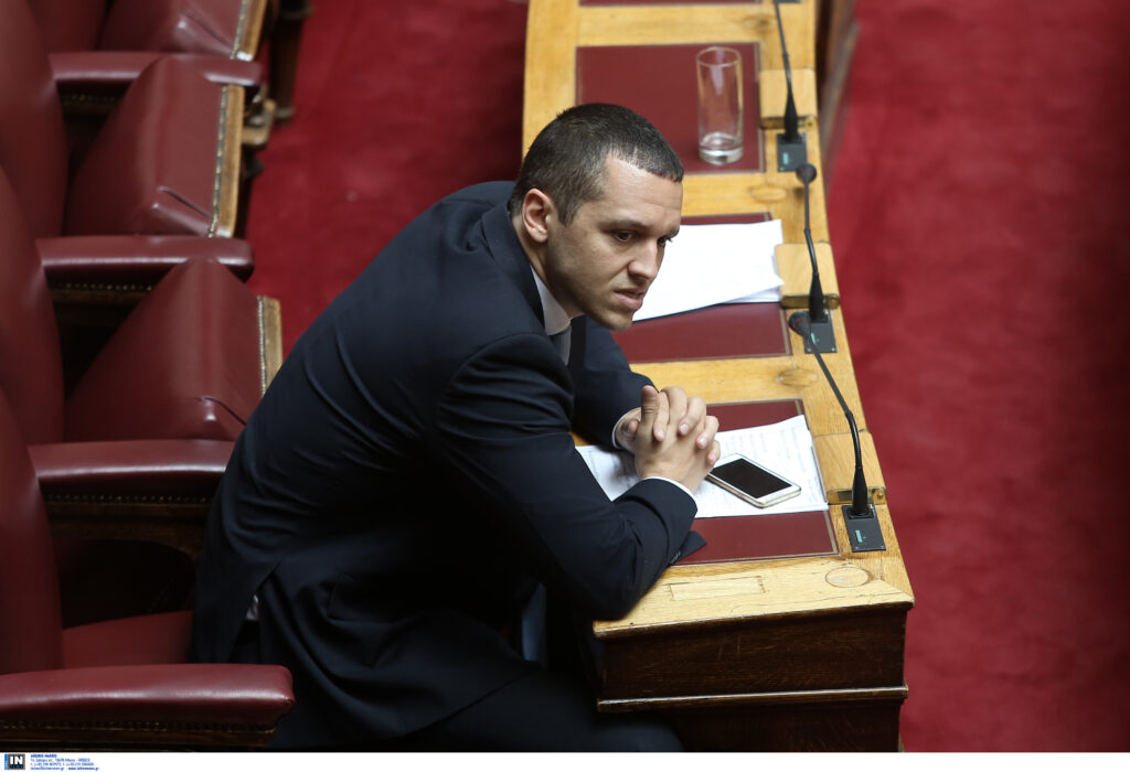 Ο Κασιδιάρης βρίζει τον πρόεδρο της Δημοκρατίας και «ξεσηκώνει» τη Βουλή  (Video)