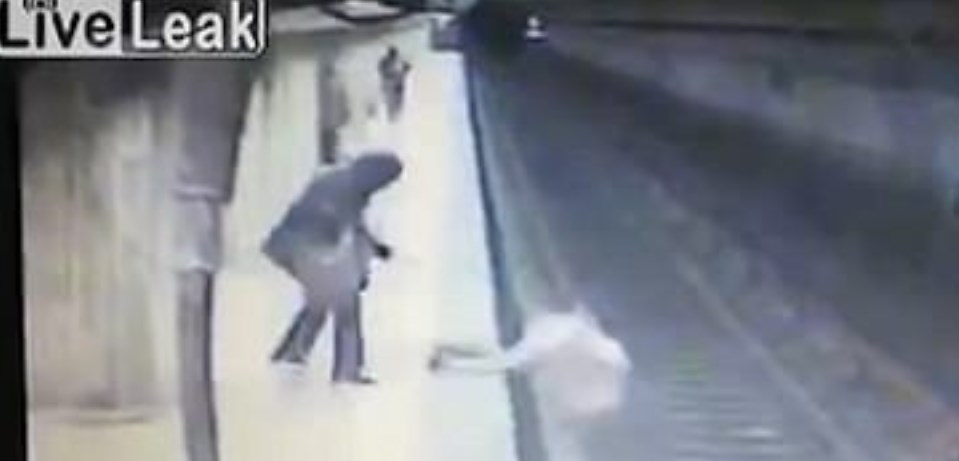 Σοκαριστικό βίντεο:  Σπρώχνει γυναίκα στις γραμμές του μετρό (Σκληρές εικόνες)