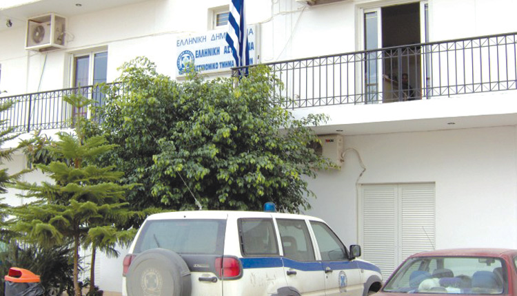 Κρήτη: Πολίτης περιέλουσε αστυνομικούς με βενζίνη