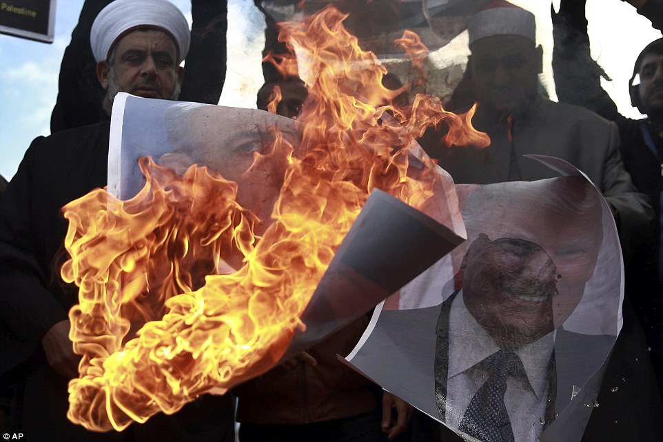 Παλαιστίνιοι έκαψαν πορτρέτα του αντιπροέδρου των ΗΠΑ στη Βηθλεέμ