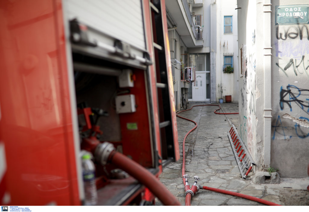 Υπό μερικό έλεγχο η μεγάλη φωτιά στην Πατησίων