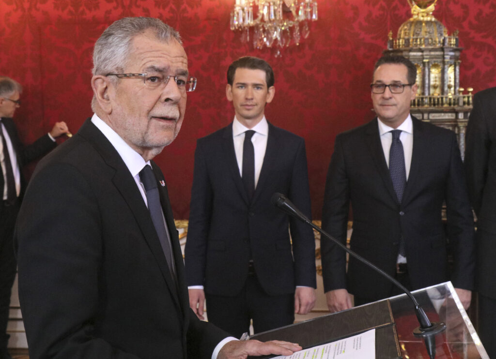 Αυστρία: Με αιχμές από τον πρόεδρο, ορκίστηκε η νέα ακροδεξιά κυβέρνηση