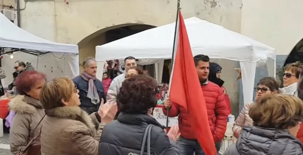 Τραγούδησαν το «Bella Ciao» μπροστά σε φασίστες νοσταλγούς του Μουσολίνι (Video)