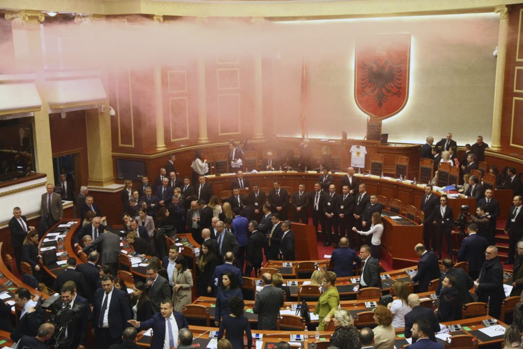 Καπνογόνα μέσα στην αλβανική Βουλή από την… αντιπολίτευση! (Video)