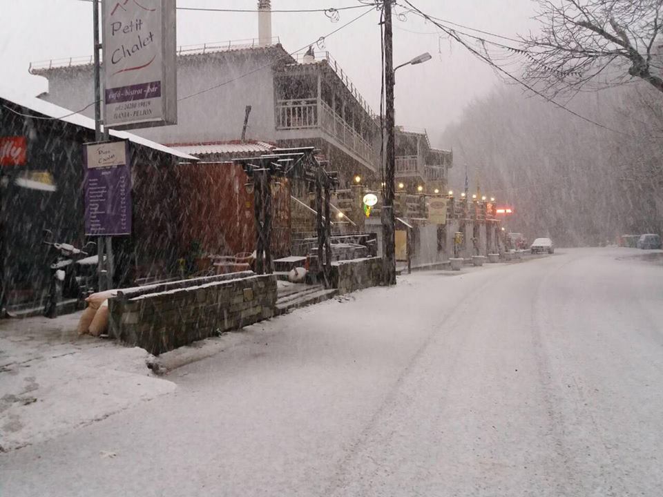 Στα «λευκά» το Πήλιο – Χιονίζει από το απόγευμα (Photos)