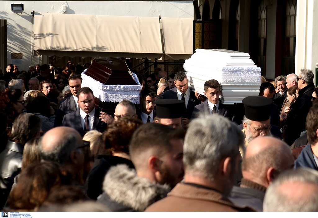 ‘Αγιοι Ανάργυροι: Σπαραγμός στην κηδεία των θυμάτων του αστυνομικού (Photos)
