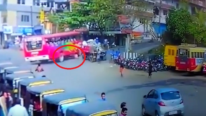 Τον πάτησε λεωφορείο και επέζησε! (Video)