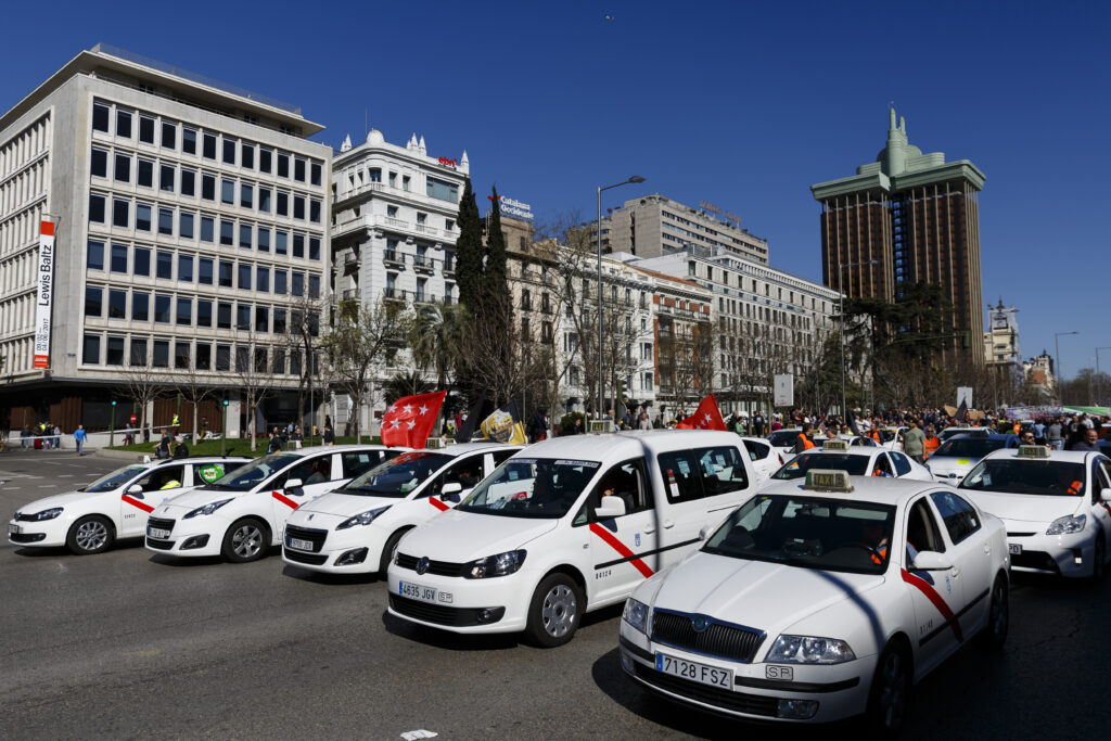 Ικανοποιημένοι οι Ισπανοί ταξιτζήδες για την απόφαση κατά της Uber