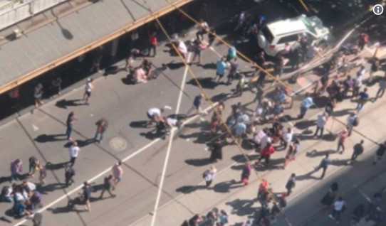 Συναγερμός στη Μελβούρνη – Αυτοκίνητο έπεσε πάνω σε πεζούς