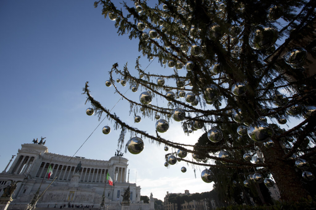 «Φιάσκο» με το χριστουγεννιάτικο δέντρο της Ρώμης – Ξεράθηκε πριν την ώρα του (Photos + Video)
