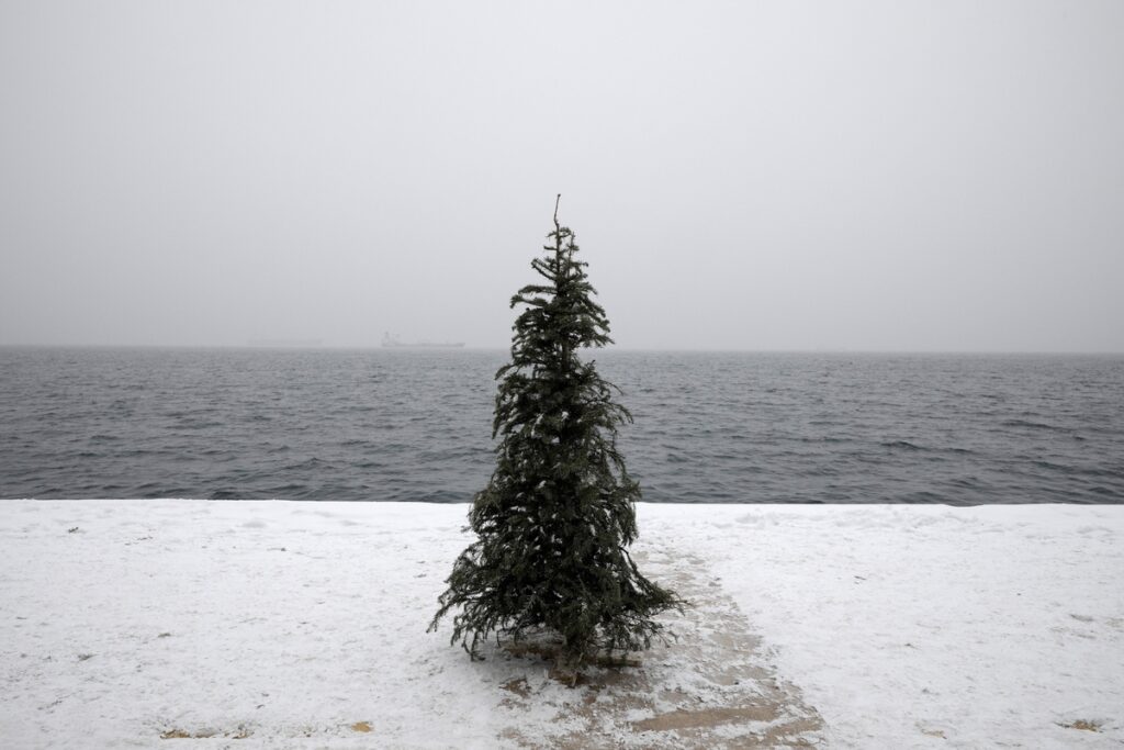 Χριστούγεννα με χιόνια, βροχές και αέρηδες – Σε ετοιμότητα η Περιφέρεια Αττικής