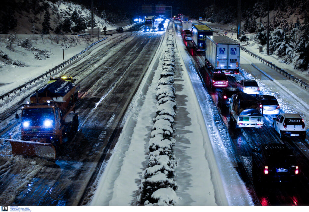 Σε 15 δρόμους έχει διακοπεί η κυκλοφορία οχημάτων λόγω χιονόπτωσης – Πού απαιτούνται αλυσίδες (pdf)