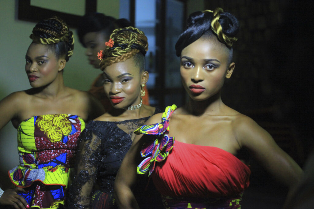 Επίδειξη μόδας σε εμπόλεμη περιοχή του Κονγκό! (Photos)