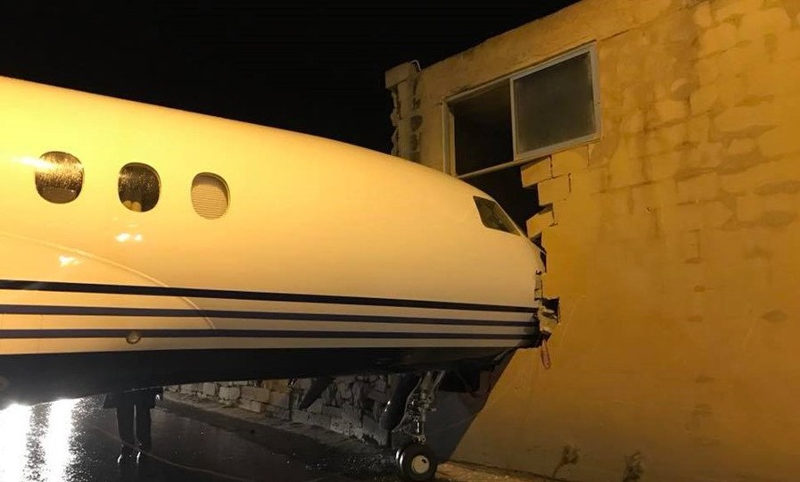Απίστευτο: Σταθμευμένο αεροπλάνο προσέκρουσε σε κτήριο – Παρασύρθηκε από τους θυελλώδεις ανέμους! (Photos)