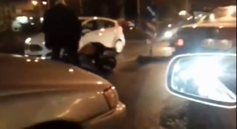 Πάτρα: Τράκαραν κι άρχισαν να παίζουν μπουνιές στη μέση του δρόμου (Video)