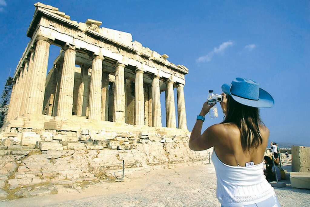 DW: Χρονιά ρεκόρ το 2017 για τον ελληνικό τουρισμό