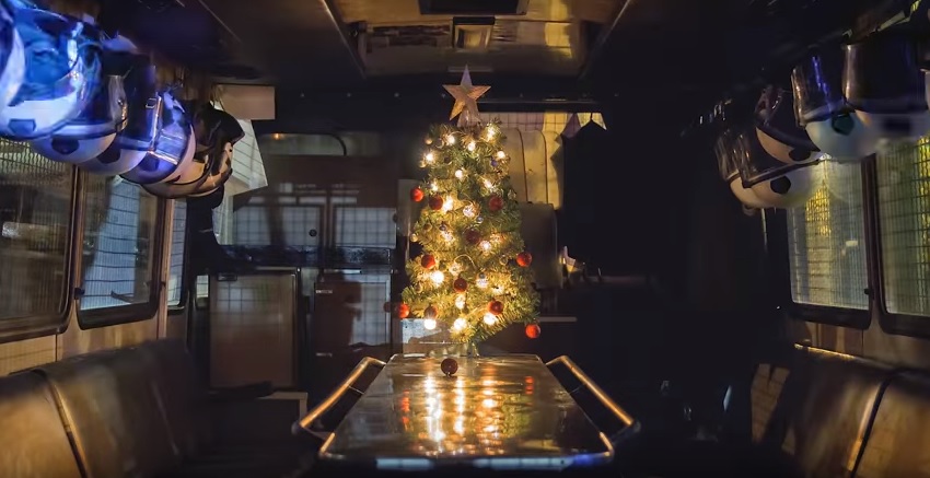 Το… παράκανε η ΕΛΑΣ: Χριστουγεννιάτικο δέντρο σε κλούβα! (Video)